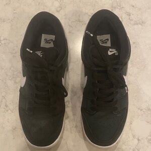 Nike dunk low SB Black and White Low-Top Sneakers gum bottom